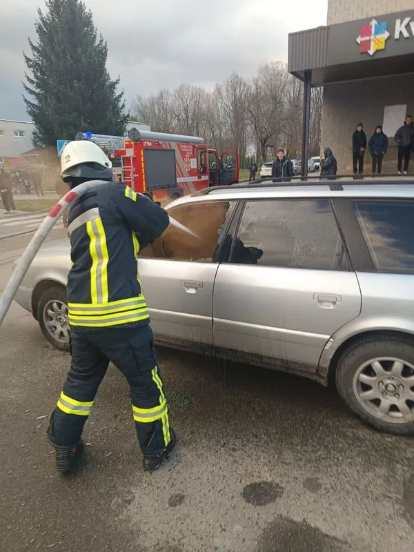 У Луцьку горів автомобіль, а на Шаччині – будинок і літня кухня (фото)