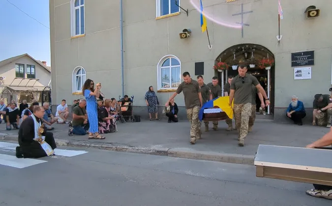 Ковель навколішки попрощався з загиблим на Сумщині Ростиславом Шевчиком