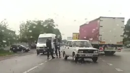 У Нововолинську бус врізався у «жигулі» (відео)