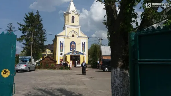 Як у луцьких храмах освячують паски (фото)