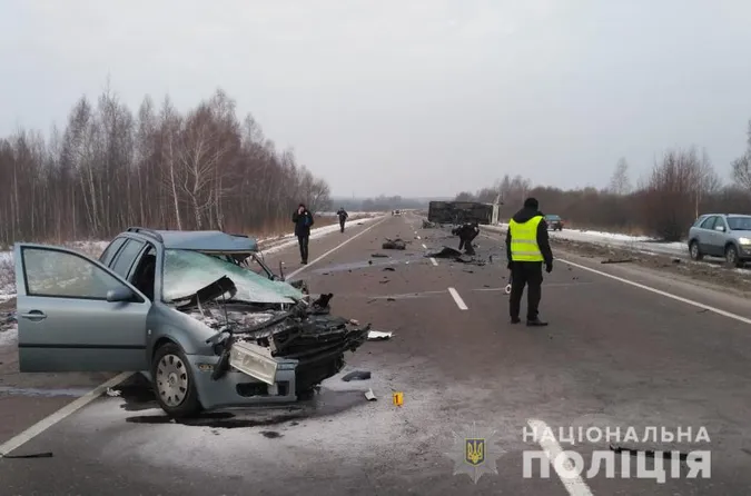Купа брухту: на Волині легковик зіткнувся із вантажівкою (фото)