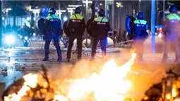 Заборонили феєрверки: у Нідерландах бунт проти карантинних заходів (фото)