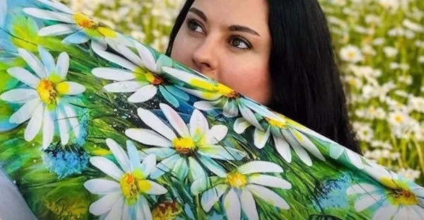 Кожна лінія на цих хустинках спочатку була ескізом у блокноті художниці