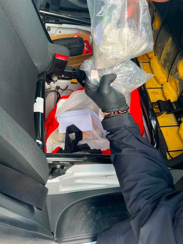 Понад 1,5 тисячі срібних ланцюжків під сидінням авто: на кордоні у волинянина знайшли майже 8 кг прикрас (фото)