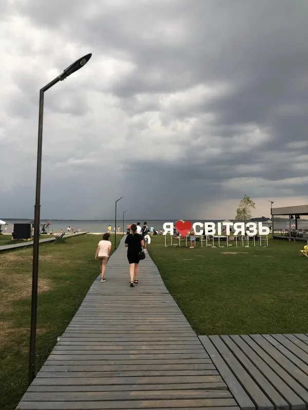 Перехоплює подих: страшно красиві кадри Світязя перед грозою
