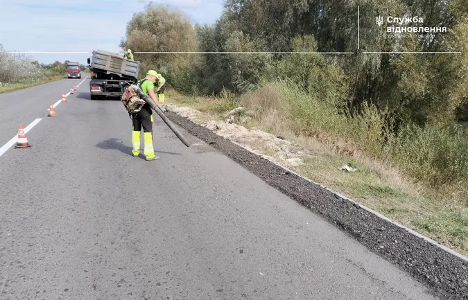 Взялися за вибоїни, мости, розмітку та узбіччя: на Волині ремонтують дороги (фото)