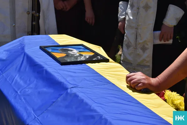 Замість весільного – коровай на похороні: на Волині попрощалися з воїном Володимиром Черевком (фото, відео)