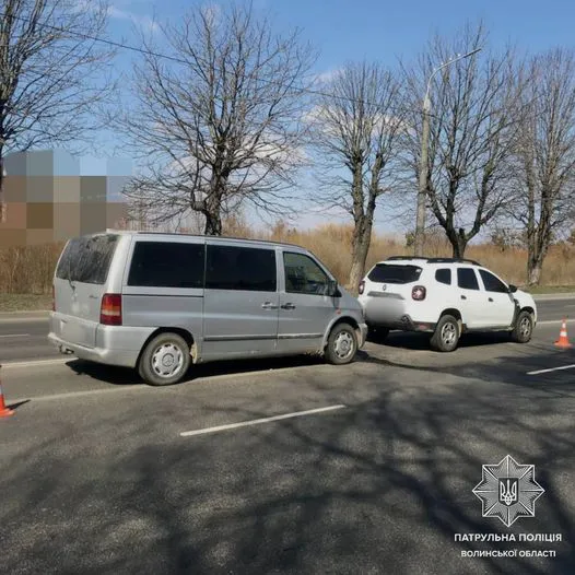 У Луцьку на Набережній бус врізався у легковик (фото)
