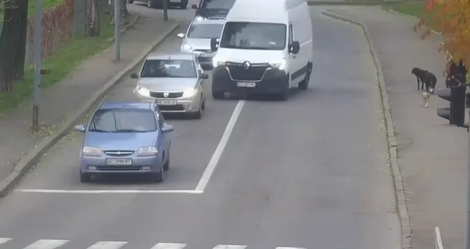 Порушення засікли камери: у Луцьку водій так спішив, що обігнав через суцільну (відео)