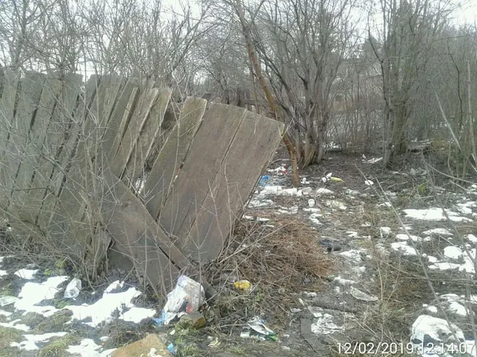 Зламаний паркан і сміття: у Луцьку занедбали земельну ділянку (фото)