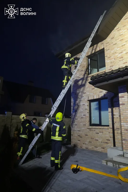 У Луцькому районі рятувальники загасили пожежу в приватному будинку