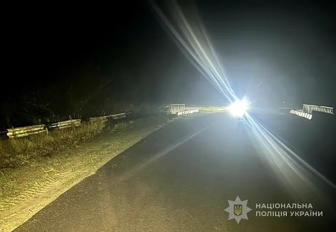 На Волині авто злетіло з мосту у річку, є травмовані (фото)