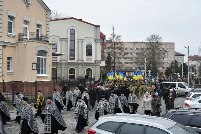 Хрест зі свічок і панахида: лучани вшанували жертв голодоморів (фото)