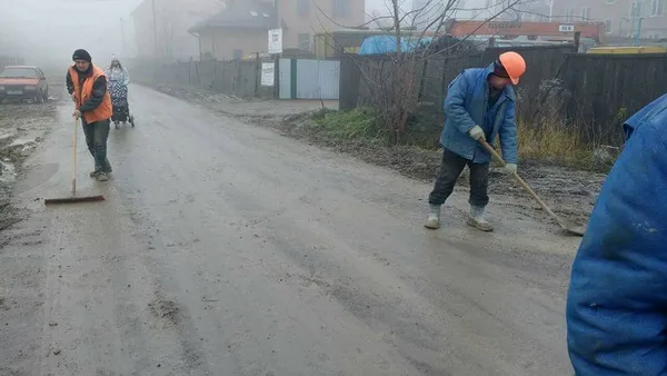 Муніципали змусили будівельників прибирати дорогу (фото)