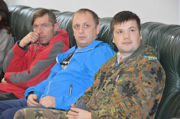 Чоловіки в холі чекають,  коли депутати розглядатимуть питання щодо співфінансування квартир для учасників АТО та членів їх сімей