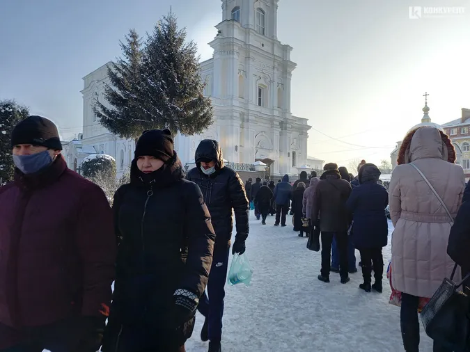 Біля луцького собору – черги: люди чекають на освячену воду, а вона замерзає (фото)