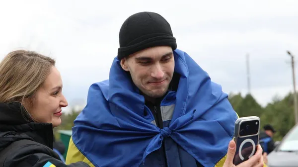 Відбувся черговий обмін полоненими: додому повернулися 175 військових і семеро цивільних (фото)