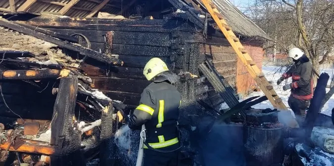 Необережно грілися: на Волині спалахнув житловий будинок (фото)