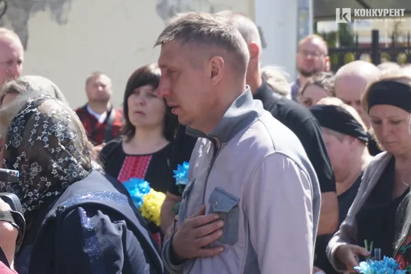 Сльози мужніх: Луцьк на колінах проводжав молодого Героя (фото, відео)