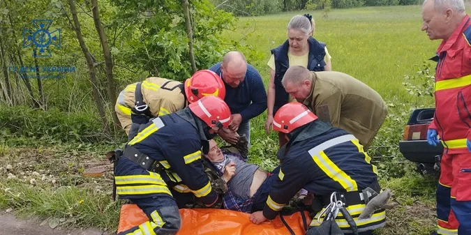 У Локачах легковик злетів у кювет і врізався у дерево (фото)