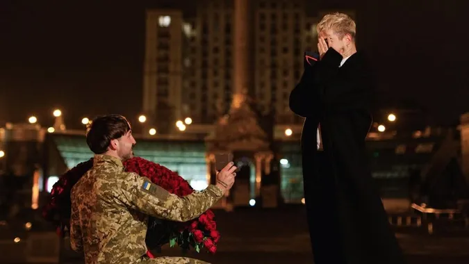 «Я сказав «так»: співак Melovin заручився із парамедиком ЗСУ (фото)