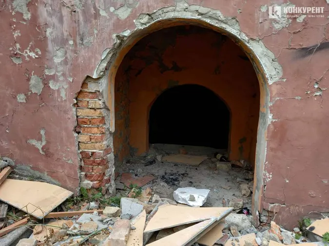 Сміття та розруха: що коїться на старій рятувальній станції у Луцьку (фото)
