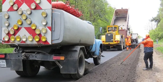 На автодорозі Луцьк – Ківерці облаштовують узбіччя (фото)