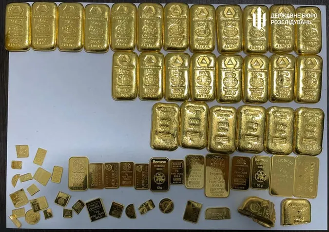Український дипломат хотів вивезти через «Ягодин» купу золота і валюти (фото)