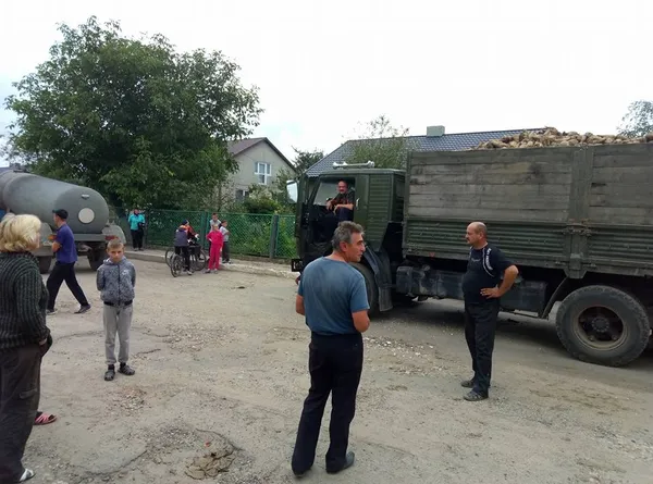 Люди страйкують через перевантажені буряковози для заводу в Іваничах (фото)