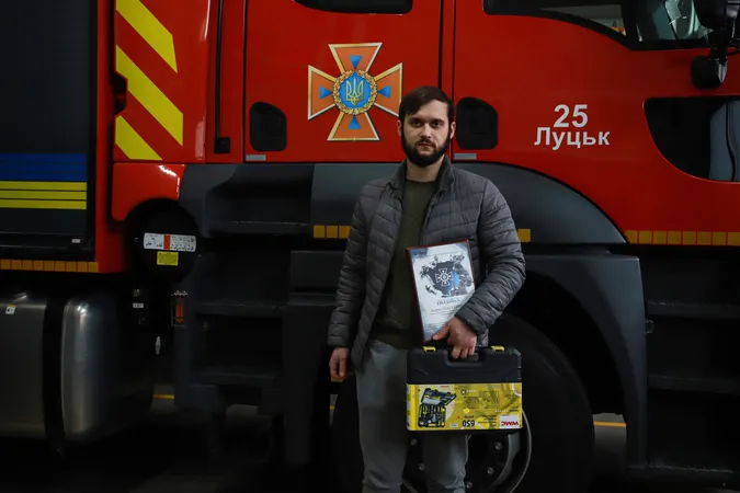 Рятувальники відзначили лучанина, який виніс з пожежі сусіда (фото)