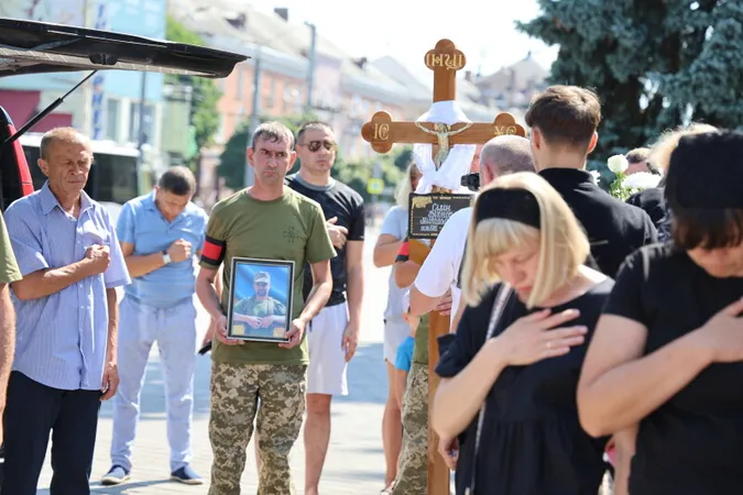 У Луцьку попрощалися із загиблими на Донеччині Юрієм Футалою та Віктором Сіліним (фото)