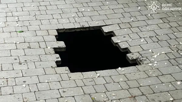 Тротуар вислизнув з-під ніг: в Одесі дитина провалилася у 4-метрову яму (фото)