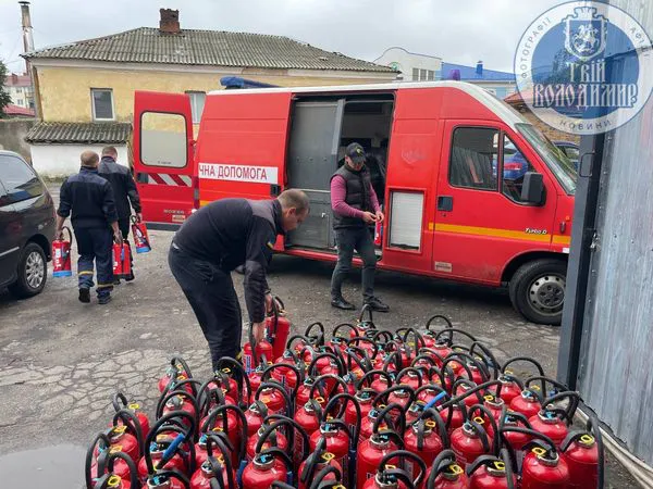 Мешканець Володимира придбав для місцевого ТМО 100 вогнегасників (фото)