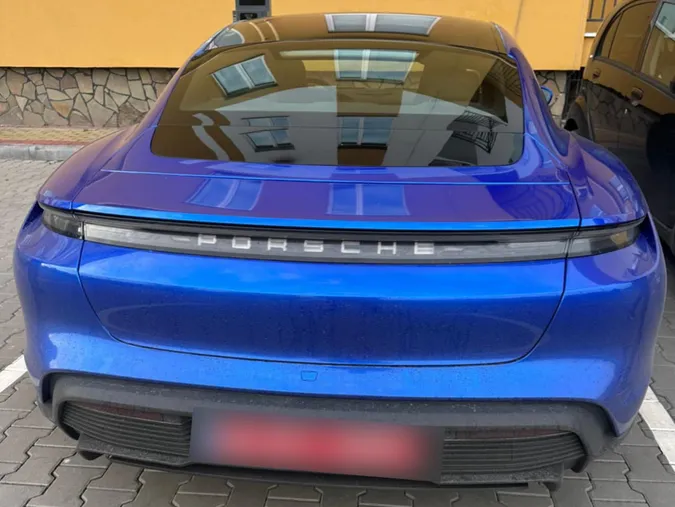 У Луцьку водій на Porsche втаранив паркан і втік (фото)
