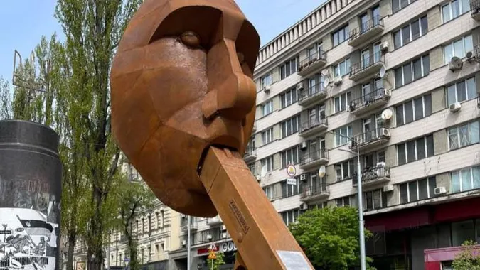 «Zaстрелись»: у центрі Києва з'явилася інсталяція-послання путіну (відео)