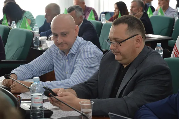 Депутат Євгеній Ткачук підглядає, до кого пише його колега 