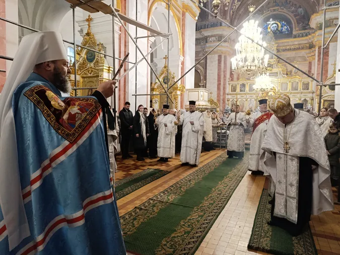 Молитви і колядки: у луцькому соборі Святої Трійці провели різдвяну службу (фото)