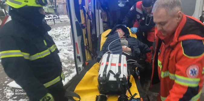 У Луцьку рятувальники визволили бабусю із замкненої квартири (фото)