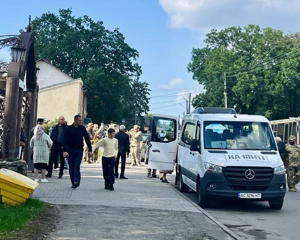 Відспівали у храмі, який зводив із батьком: у Володимирі попрощалися з воїном Сергієм Литовкою (фото)