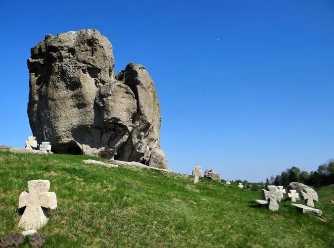 Чортова каменюка летіла на Почаївську лавру: за 140 км від Луцька – містична зона (фото)