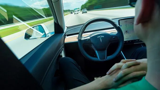 У США жінка народила дитину в електромобілі Tesla під час керування автопілота