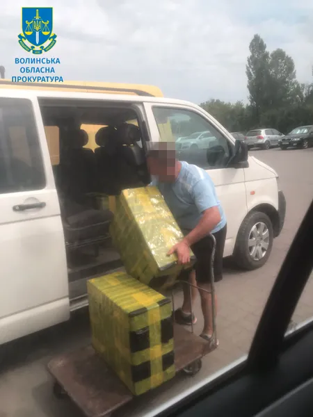 У Нововолинську в мікроавтобусі знайшли «ліві» цигарки на 200 тисяч (фото)