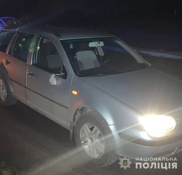 Йшла узбіччям: на Волині легковик збив 41-річну жінку (фото)