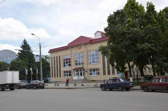 Якою буде парковка біля басейну