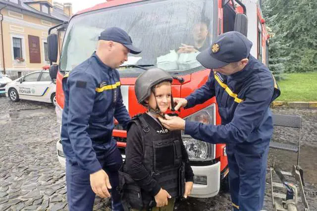 У Луцькому замку сапери ДСНС познайомили дітей зі смертоносними предметами (фото)