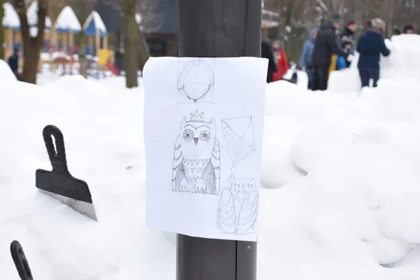 У луцькому парку ліплять снігові скульптури (фото)