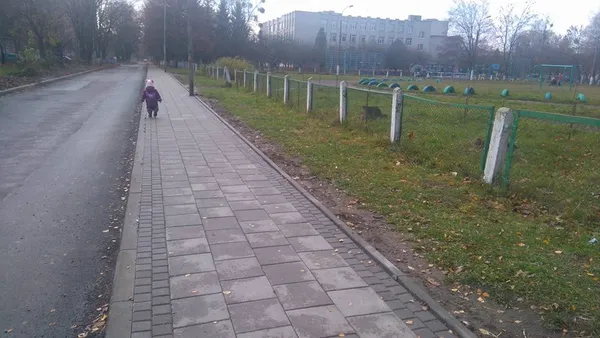 Нова бруківка на тротуарах Луцька кришиться під ногами (фото)