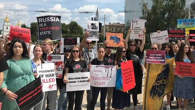 Родичі захисників «Азовсталі» після трагедії в Оленівці вийшли на акцію з закликом до світу