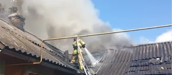 Спалахнула покрівля: у Луцьку рятувальники приборкали пожежу (фото)