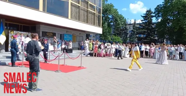 У Луцьку хлопець прийшов на випускний в костюмі пива: чому він це зробив (фото)